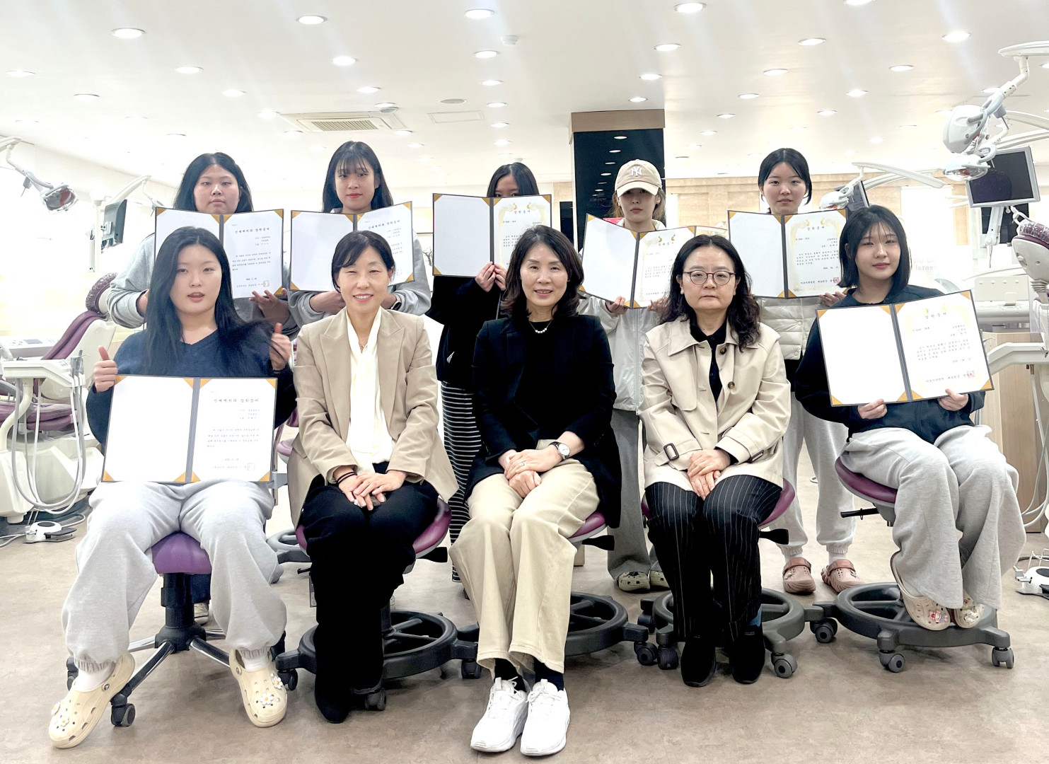 치위생과, 미래 치과 인재 양성을 위한 교외장학금 지원 받아 관련 이미지입니다.